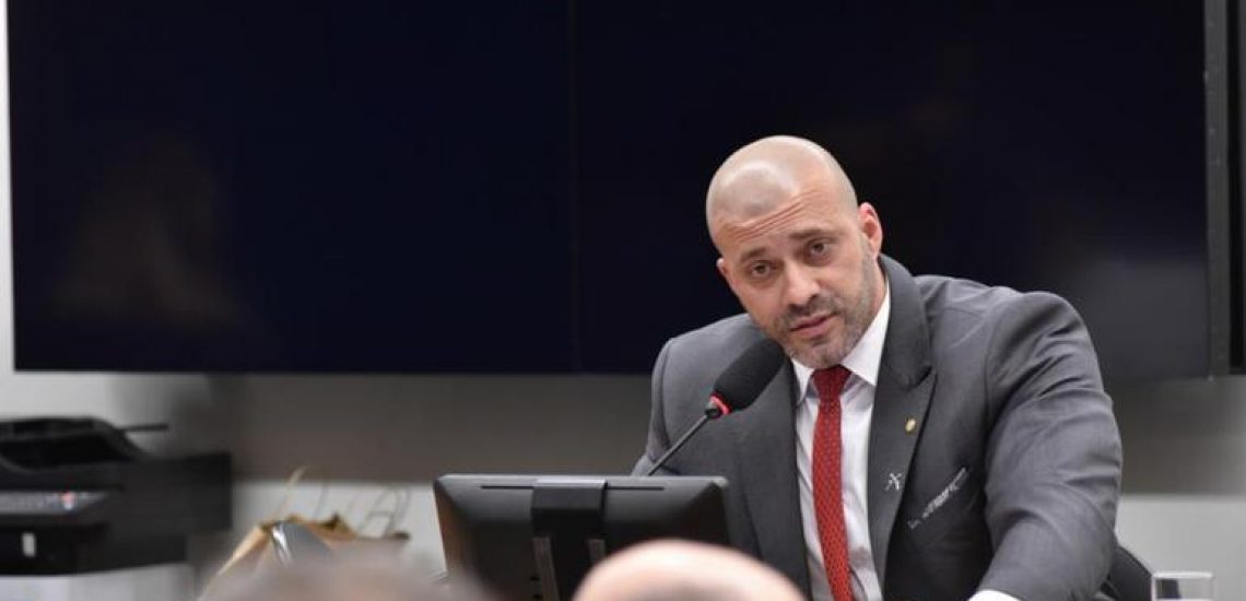 Defesa de Silveira pede revogação de multa e audiência com Moraes