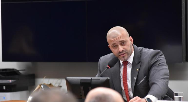 Defesa de Silveira pede revogação de multa e audiência com Moraes